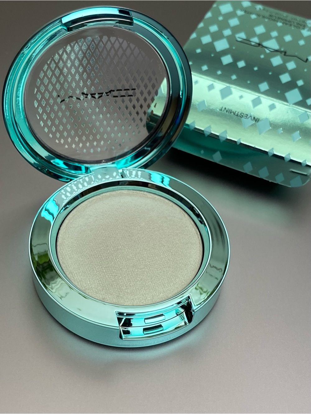 MAC “Investmint” Bounce & Gleam Highlighter